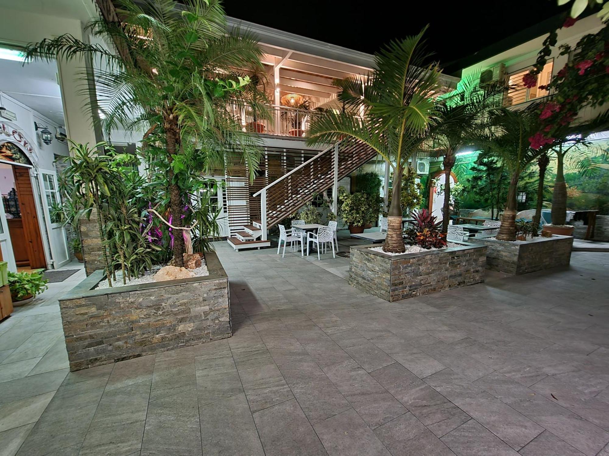 Hotel CHEZ PAPA DAYA Saint Pierre Buitenkant foto