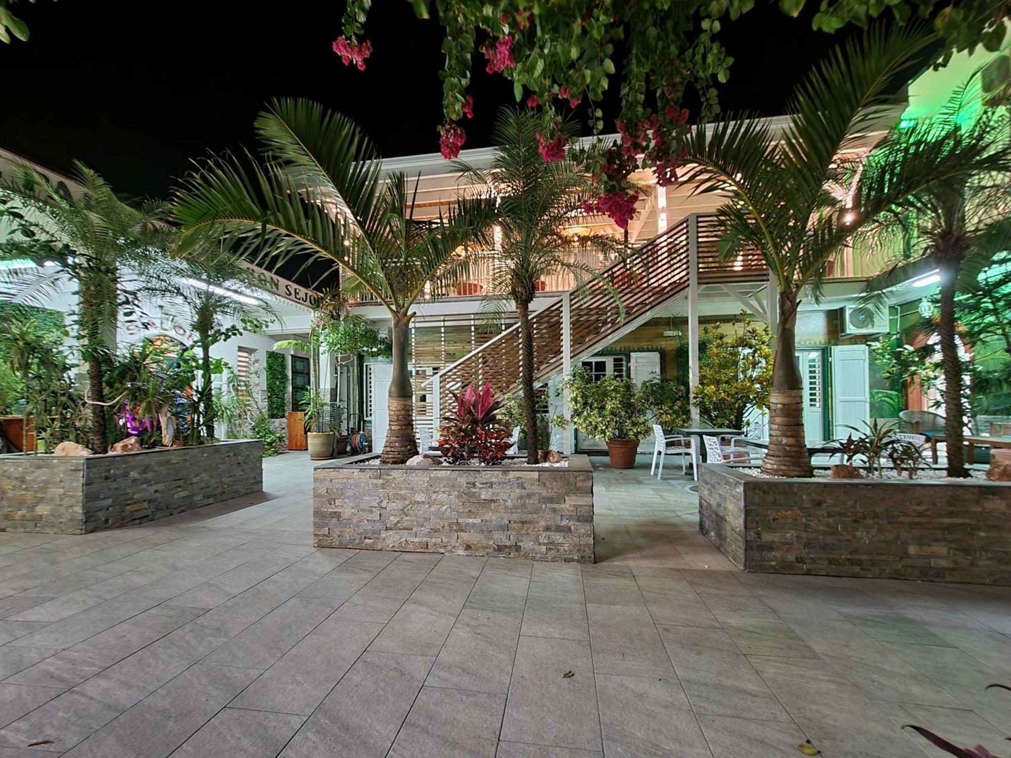Hotel CHEZ PAPA DAYA Saint Pierre Buitenkant foto