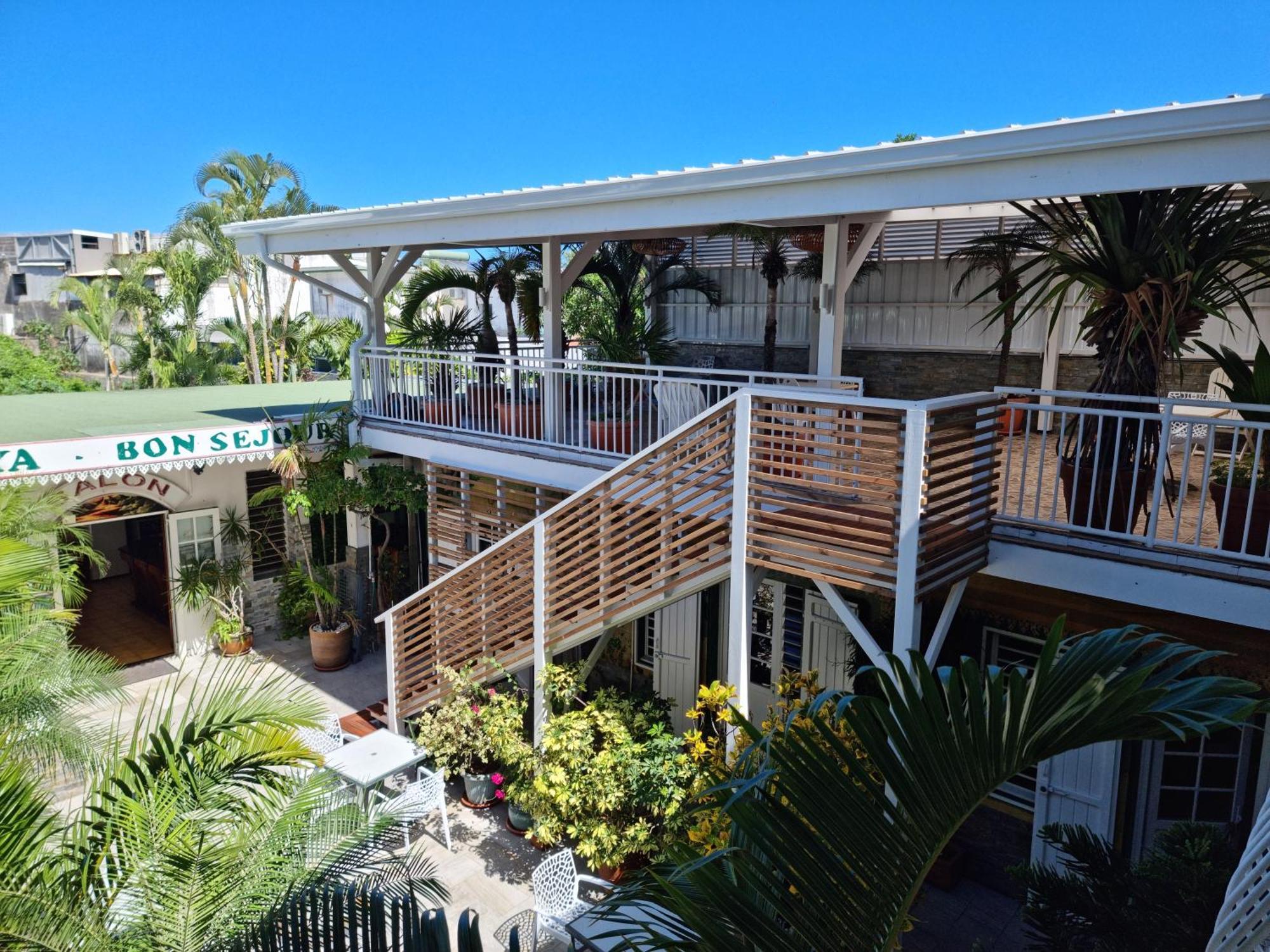 Hotel CHEZ PAPA DAYA Saint Pierre Buitenkant foto